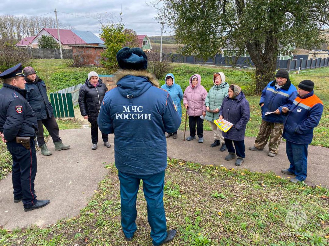 Сотрудники МЧС встретились с жителями с.Глубокое, где в результате пожара погибла женщина