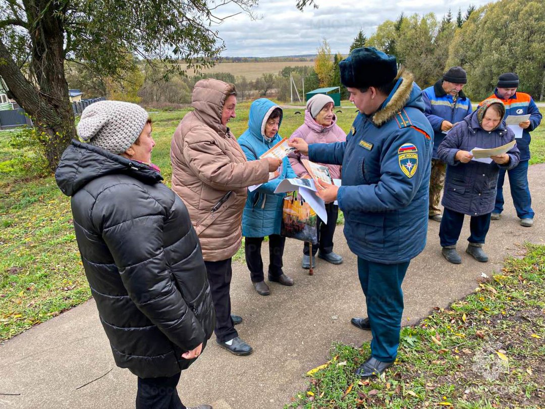 Сотрудники МЧС встретились с жителями с.Глубокое, где в результате пожара погибла женщина