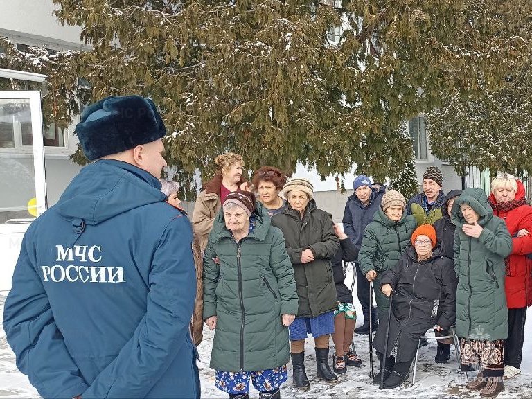 Сотрудники МЧС провели тренировку по эвакуации с получателями социальных услуг